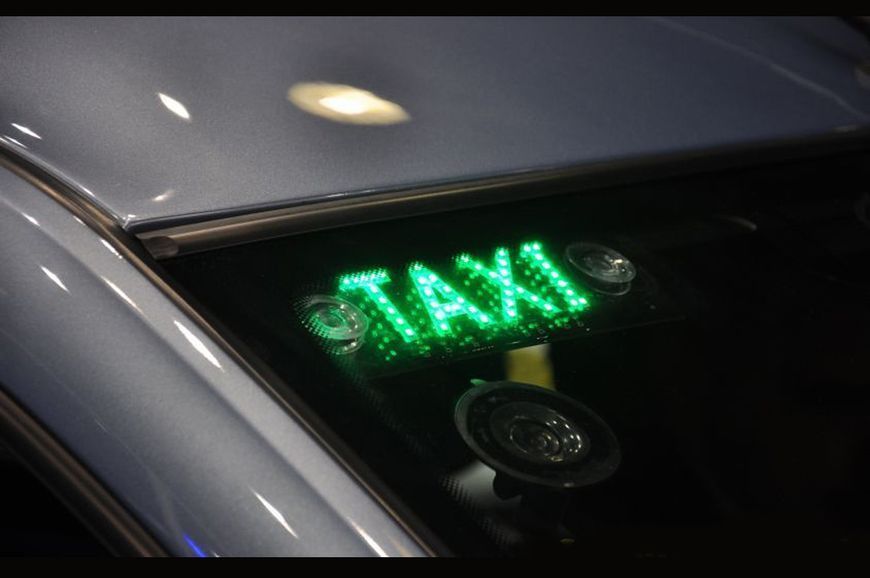 Яскрава світлодіодна табличка TAXI такси з кнопкою та USB 19х6.3 см універсальна авто підсвітка на лобове скло на присосках червон TAXI011-Red-Green-USB фото